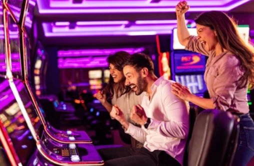 vkmm Online Slots Mobile APP မြန်မာဘာသာ Interface ဖုန်းပေါ်တွင် ကစားနေသောမြင်ကွင်း